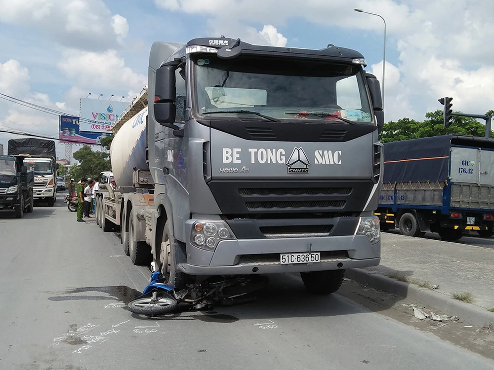 Người đàn ông bị cuốn vào gầm xe bồn, bị kéo lê, tử vong. 